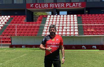 Humberto Ovelar con la camiseta de River Plate en los Jardines del Kelito.