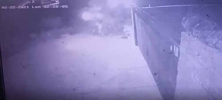 Momento de la explosión, tras el intento de robo de los conductores de 23.000 voltios de la ANDE.