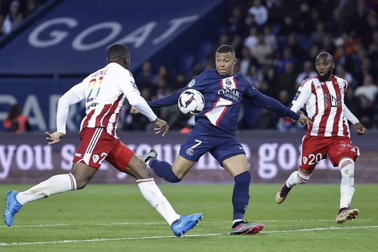Kylian Mbappé se prepara para rematar el balón y anotar el cuarto gol del París SG ante Ajaccio.