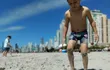 Josías "Niki" Nicolás, conociendo el mar, disfrutando la arena.