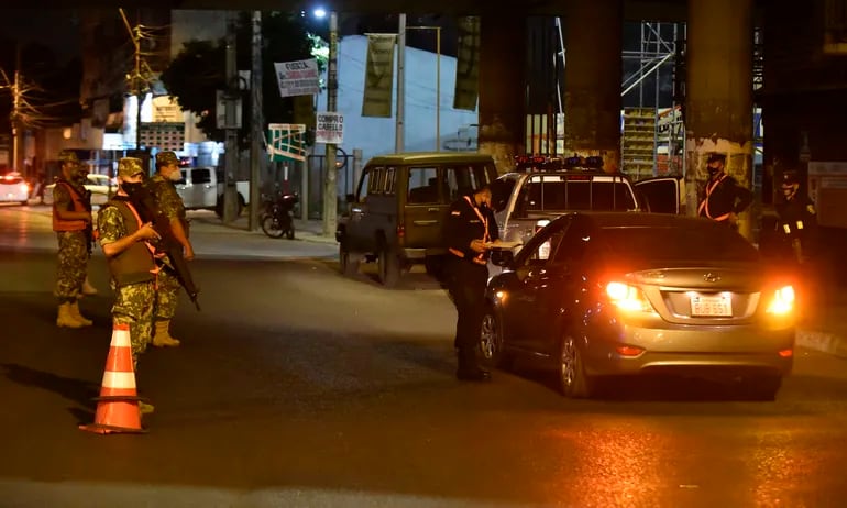 Policías y militares verifican a un automovilista en la zona del viaducto de Cuatro Mojones, ayer de madrugada.