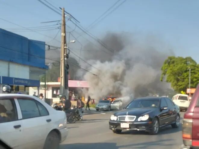 Vehículo incendiado en Barcequillo, San Lorenzo.