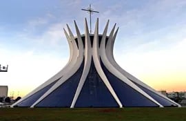 catedral-de-brasilia-disenada-por-oscar-niemeyer-los-archivos-del-arquitecto-forman-parte-del-nuevo-registro-efe-211447000000-565948.jpg