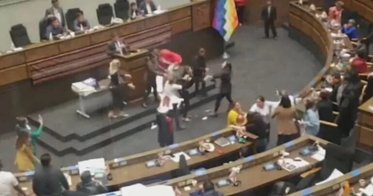 Congresistas bolivianas se agreden a golpes en medio de sesión parlamentaria. (captura de video)
