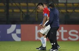 Diego Gómez (i), jugador de Paraguay, al final del partido contra Uruguay por la penúltima fecha del Hexagonal Final del Sudamericano Sub 20.