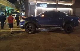 Así estacionó el dueño de esta camioneta en pleno centro de Asunción