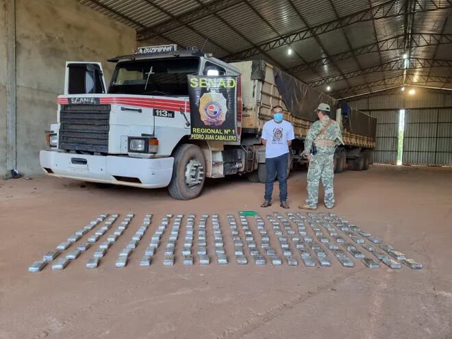 El camión robado en Brasil encontrado en el sitio con la carga de marihuana tipo marroquí.
