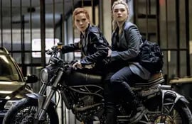 Scarlett Johansson y Florence Pugh en "Black Widow".