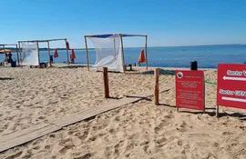 Esta es la playa Pirayu, de Carmen del Paraná, donde existe un sector diferenciado donde se cobra para ingresar con bebidas, sillas o toldos.