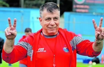 Éver Almeida, entrenador de El Nacional de Quito.