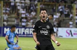 Carlos Arrúa, futbolista de Olimpia, celebra un gol en el partido frente a Tacuary por la segunda fecha del torneo Apertura 2024 del fútbol paraguayo en el estadio Villa Alegre, en Encarnación, Paraguay.
