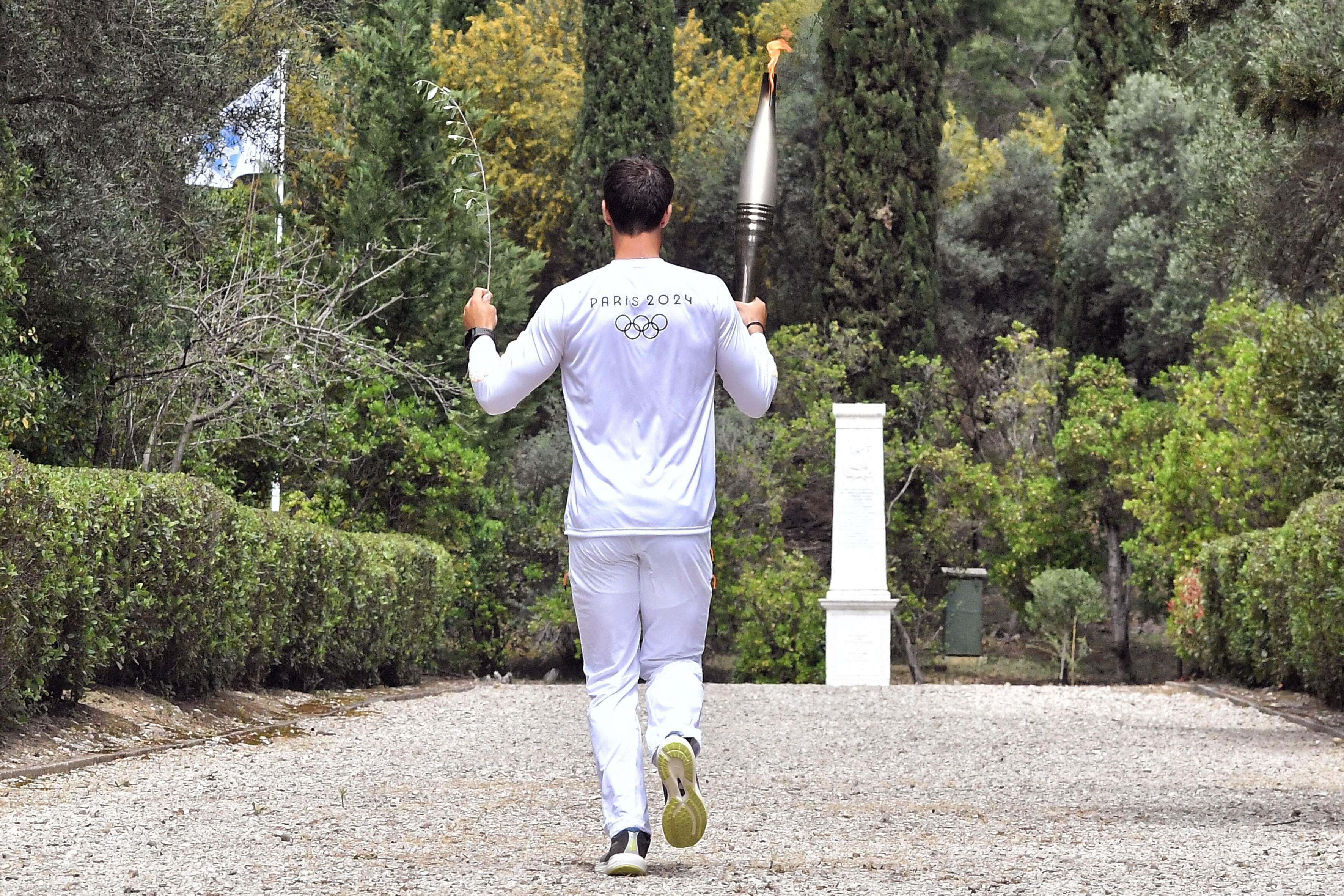 Comenzó el recorrido de la llama olímpica desde Olimpia, Grecia, hasta París, Francia. 