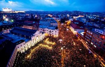 decenas-de-miles-de-eslovacos-protestan-por-la-muerte-de-un-periodista-que-investigaba-la-corrupcion-en-el-gobierno--221208000000-1690446.jpg