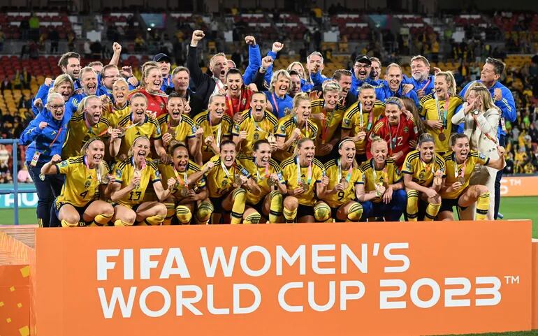 Jugadoras de la selección de Suecia celebran con sus medallas de bronce tras derrotar ayer 2-0 a Australia en partido por el tercer puesto de la Copa Mundial Femenina 2023.