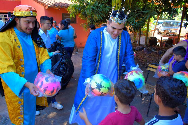 El Intendente municipal, Magín Benítez (der), y uno de sus colaboradores, se vistieron de reyes magos para entregar juguetes a los niños de Villarrica.