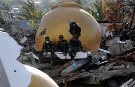 varios-efectivos-de-los-equipos-de-rescate-se-toman-un-descanso-durante-la-busqueda-de-victimas-en-balaroa-en-palu-sulawesi-central-indonesia-75217000000-1763979.JPG