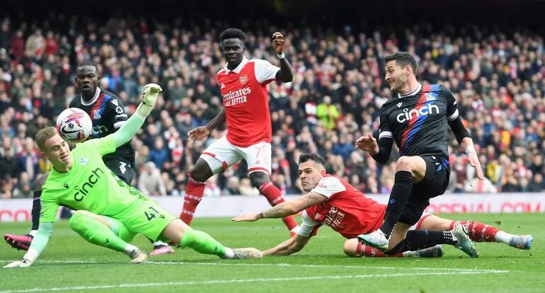 Granit Xhaka (segundo desde la derecha), desde el piso, marca el tercer gol para el Arsenal ante Crystal Palace.
