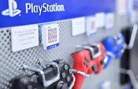 Controles de PlayStation 4 a la venta en una tienda en Tokio, mientras se espera el lanzamiento de la PlayStation 5, anunciado para el 12 de noviembre.