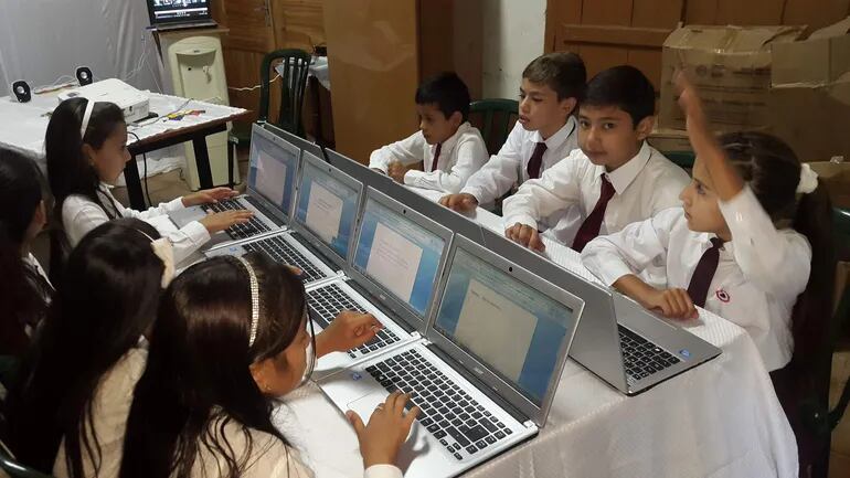 Alumnos de la escuela Ramón Bejarano en Fuerte Olimpo cuentan con las notebook, pero no tienen servicio de internet. En esta situación están varias escuelas.