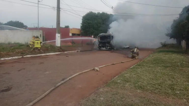 Momento en que los bomberos voluntarios logran controlar el fuego que arrasó dos camiones cisternas cargados de combustible, en la zona de Villa Elisa.