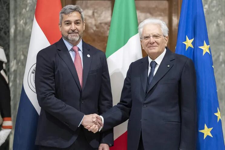 El presidente de la República Italiana, Sergio Matarella (d), recibe a su homólogo paraguayo, Mario Abdo Benítez, en el marco de la visita oficial del mandatario paraguayo al país, este jueves, en Roma (Italia).