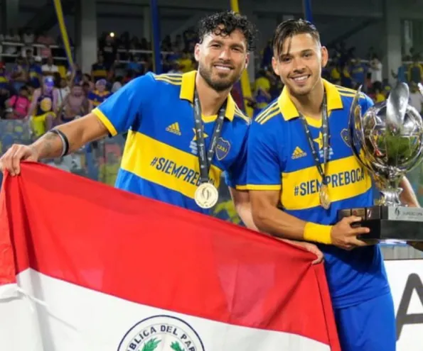 Bruno Valdez (i) y Óscar Romero, jugadores de Boca Juniors, con la bandera paraguaya y el trofeo de campeón de la Supercopa Argentina, c0nquistado en la ciudad de Santiago del Estero después de superar a Patronato.