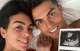 Cristiano Ronaldo presenta las primeras "fotos" de sus futuros gemelos en su red social de Instagram. En la gráfica también aparece su pareja Georgina Rodríguez, quien también compartió la misma foto en su cuenta. Fuente: Instagram.