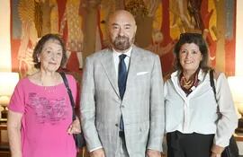 Ana María Abadíe, el embajador de Francia, Pierre Christian Soccoja y Ledy Vega.