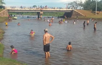 La playa del Tapiracuai nuevamente recibió a muchas personas hoy domingo