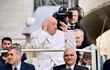 La mitra del Papa Francisco sale volando mientras asiste a su audiencia general en la Plaza de San Pedro, Ciudad del Vaticano.
