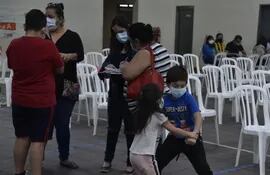 Familias celebran en la jornada de vacunación contra el COVID en el llamado "Día A", para niños y jóvenes de entre 12 a 17 años en la sede de la Secretaría Nacional de Deportes.