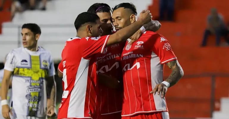 Diego Martínez y Ronaldo Báez abrazan a Jorge Sanguina, autor del segundo gol de General Caballero JLM frente a Trinidense. El 10 mallorquino tuvo un duelo particular con el defensor Ordóñez.