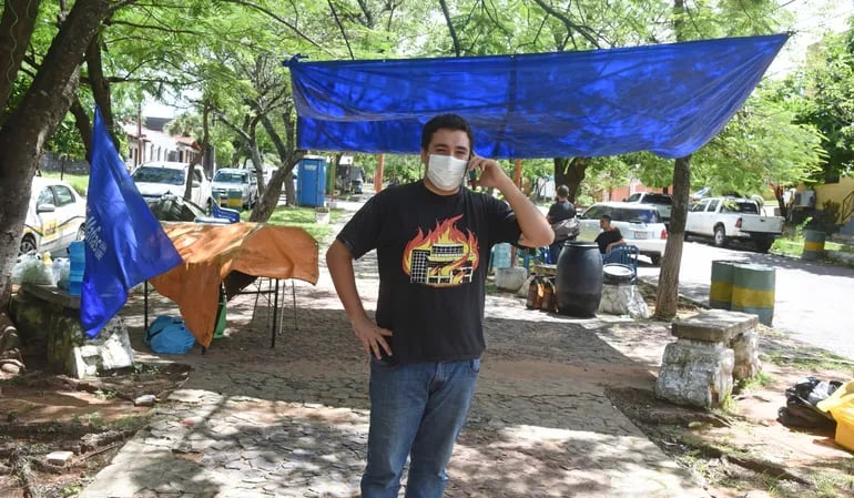 Stiben Patrón, junto a otros adherentes de Efraín Alegre, acampan frente a la Agrupación Especializada de la Policía Nacional.