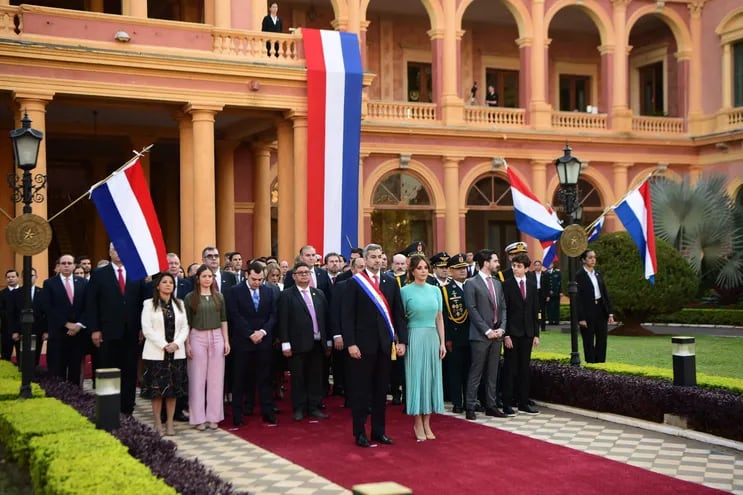 El presidente Mario Abdo Benítez y su esposa frente al Palacio de Gobierno.