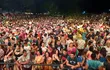 Imagen de la Fiesta Hawaiana de Pilar con miles de asistentes. Los organizadores decidieron no pedir carnet de vacunación.