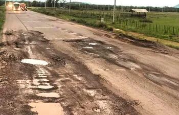 Peligrosos y profundos baches ponen en riesgo a los automovilistas que circulan por ruta PY01.