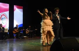Jennifer Hicks y Miguel Narváez, integrantes del dúo Purahéi Soul, durante su aplaudida presentación en la gala.