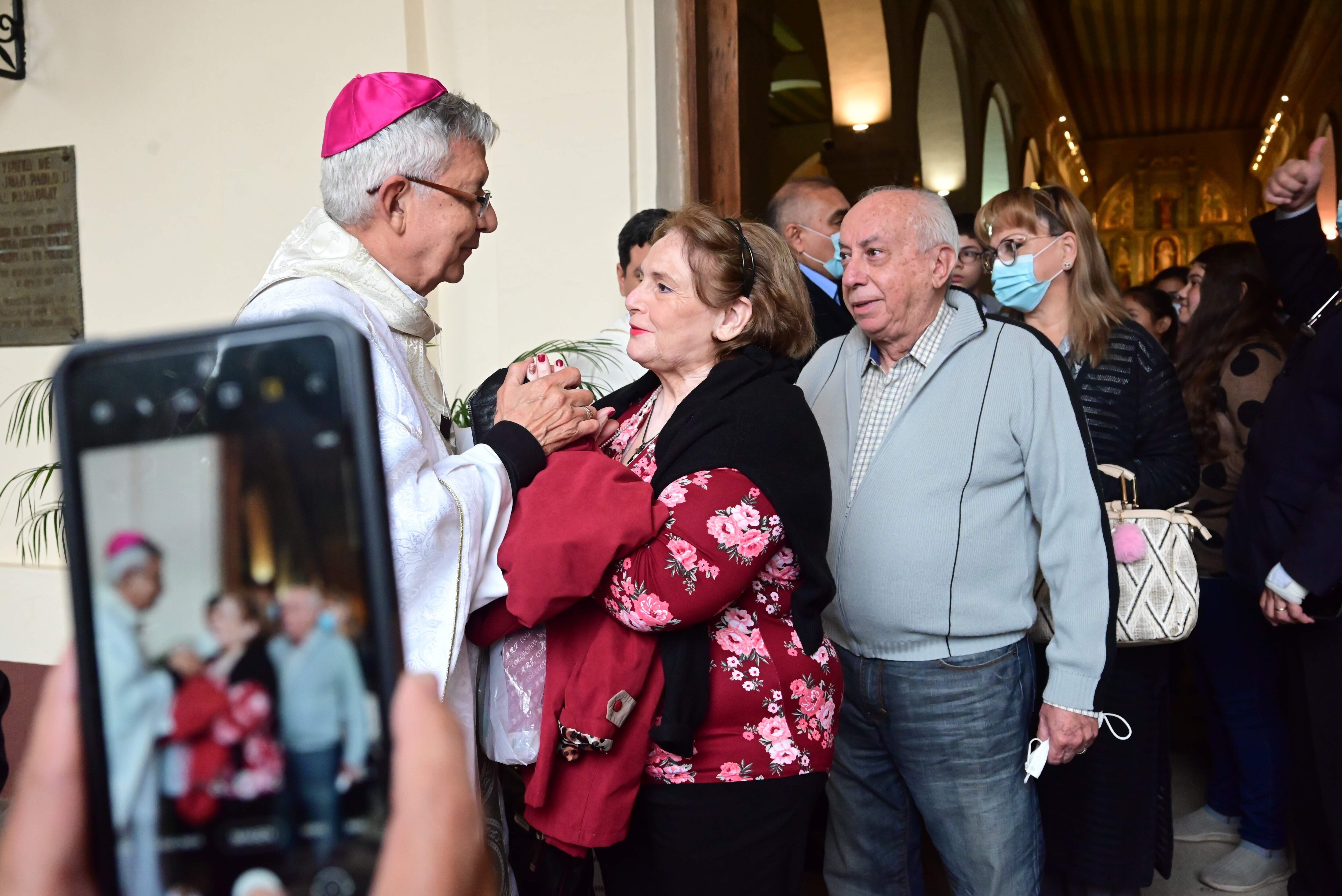 Tras finalizar la misa domincial donde la noticia se recibió de pie y aplausos, los fieles formaron fila para tomarse una foto con el recientemente elegido cardenal. 