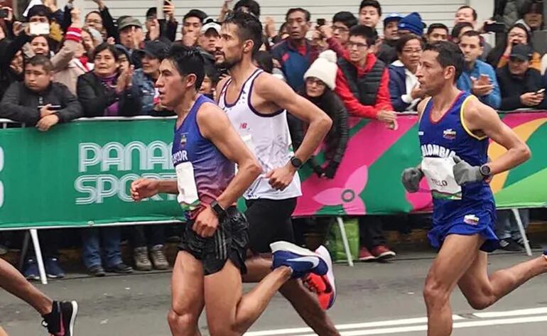 Tras ser quinto en la maratón de los 18 Juegos Panamericanos Lima 2019, Derlys Ayala (de blanco) se fue a Paipa, Colombia, a entrenar en la altura para este Sudamericano y el Mundial.