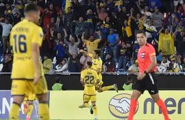 El uruguayo Edinson Cavani, jugador de Boca Juniors, celebra un gol en el partido contra Sportivo Trinidense por la fase de grupos de la Copa Sudamericana 2024 en el estadio La Nueva Olla, en Asunción.