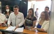 El intendente de Villarrica Magín Benítez, acompañado de la diputada Kattya González y de las abogadas Marlene Orué y Norma Girala, presentaron la denuncia de supuesta corrupción en UDEA, este jueves.