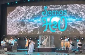 La Orquesta paraguaya H2O "Sonidos del agua" durante su presentación en el Anfiteatro Dubái Millenium de la Exposición Universal.