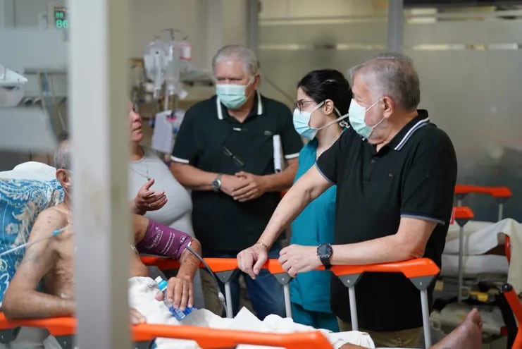 El presidente del IPS, Jorge Brítez, junto al nuevo gerente de Salud, Gustavo González, realizaron un recorrido del Hospital Central.
