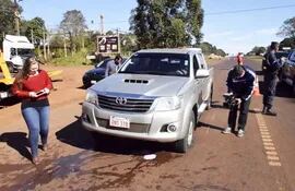 efectivos-policiales-se-disponen-a-recolectar-evidencias-de-la-camioneta-del-empresario-asaltado-en-minga-guazu--235855000000-1468809.jpg