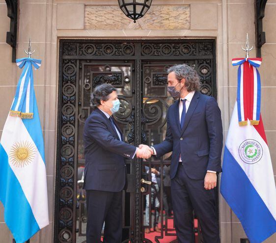 Acevedo y Cafiero estrechan manos tras la reunión en Buenos Aires.