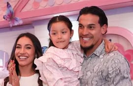 Feliz, la cumpleañera Pía Constanza en brazos de su papá Gustavo Gómez y junto a su mamá Jazmín Torres.