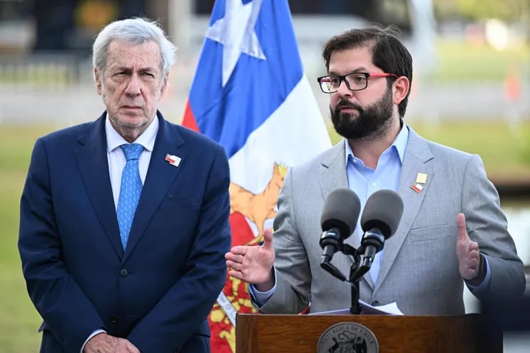 El ministro de Relaciones Exteriores de Chile, Alberto van Klaveren junto al presidente de ese país, Gabriel Boric.