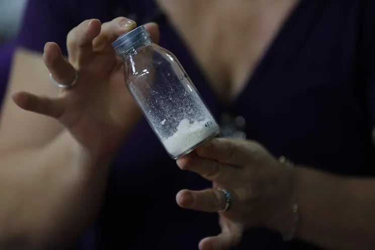 La investigadora del campus de ciencias exactas de la Universidad de Guadalajara, Blanca Rosa Aguilar, muestra un frasco de leche materna en polvo durante una entrevista con EFE.