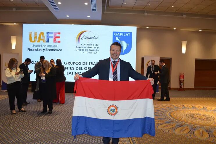 El titular de Seprelad Carlos Arregui festeja con la bandera paraguaya en mano la aprobación de Gafilat de no incluirle a nuestro país a la lista gris.