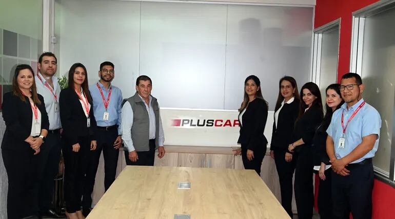 El equipo de trabajo administrativo de Pluscar, soporte importante para lograr la satisfacción plena de los clientes de la empresa.